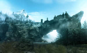 懸崖上的城堡，伴隨著霧氣和黎明時分發光的拱門。 — 美景 壁紙
