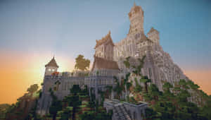 日落時分山丘上的像素城堡，有綠色樹木和橙色天空。 — 最佳 Minecraft 壁紙