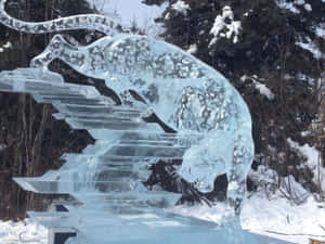 一座精緻的冰虎雕塑，在雪地森林中躍過台階。 — 冰 GIF 壁紙