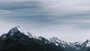 多雲天空下的雪山山峰 — 天空 壁紙