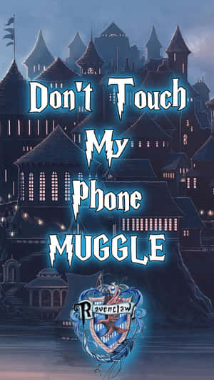 發光的雷文克勞徽章和城堡，帶有文字「Don't Touch My Phone MUGGLE」，以黑暗奇幻風格呈現。 — 美學哈利波特gif 壁紙