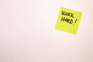 黃色便利貼，上面有手寫訊息work hard，純色背景。 — 鼓舞人心的 壁紙