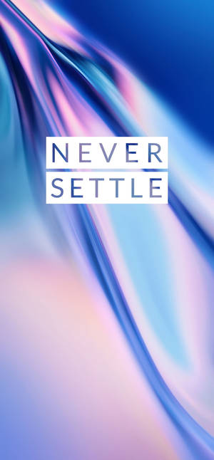 帶有「NEVER SETTLE」文字的抽象藍色和粉紅色漸變。 — iPhone 18 壁紙