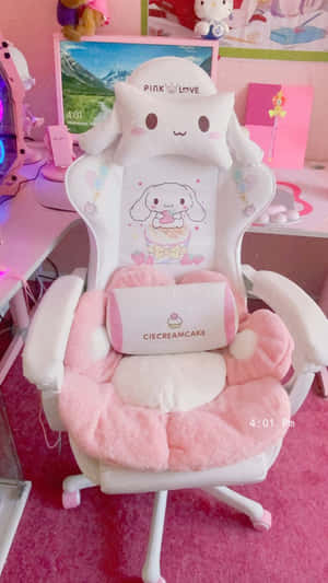 粉紅色房間中帶有 Cinnamoroll 毛絨套的粉白色電競椅。 — iPhone 6 壁紙