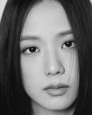 黑白特寫肖像，女性眼神深邃。 — 幽靈公主 壁紙