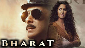 電影《Bharat》的海報，一名戴著警帽和太陽眼鏡的男子站在一名穿著傳統服飾的女子旁邊。 — 電影 壁紙