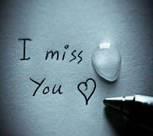 手寫便條寫著 I miss You，旁邊畫了一滴眼淚和一個心形。 — 海灘 壁紙