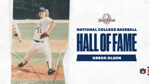 棒球投手 Gregg Olson 在大學棒球場上動作中的名人堂文字。 — 棒球 壁紙