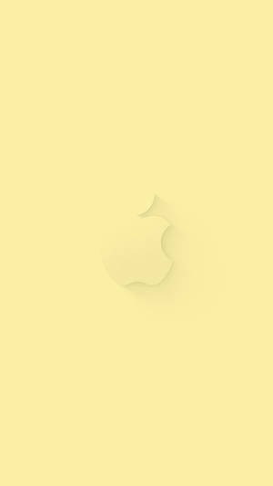 Apple標誌置於淡黃色極簡背景中央，帶柔和陰影。 — 黃色 壁紙