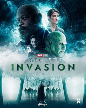 Marvel《秘密入侵》海報，英雄與外星人在迷霧森林和宇宙天空下。 — 漫威超級英雄 壁紙