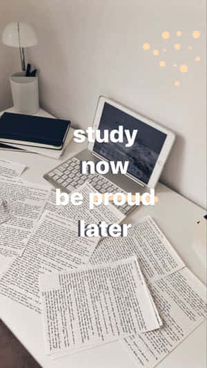 在溫暖燈光下，書桌上有手提電腦、手寫筆記和燈。 — 溫習 壁紙