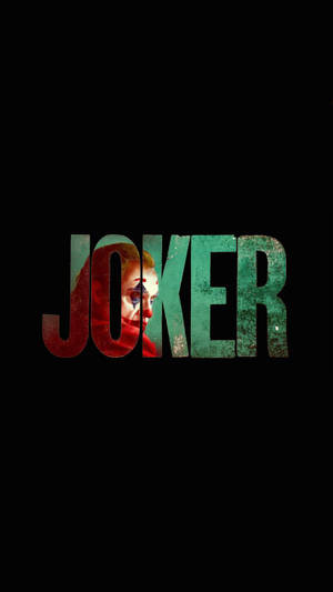 《Joker》電影海報，標題字母揭示一個化咗小丑妝嘅蒼白面孔。 — 小丑 壁紙