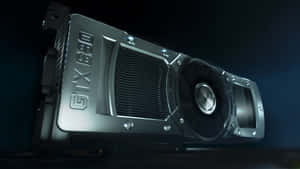特寫銀色 GTX 690 顯示卡，帶有散熱風扇，在深藍色燈光下。 — 4K 遊戲 壁紙
