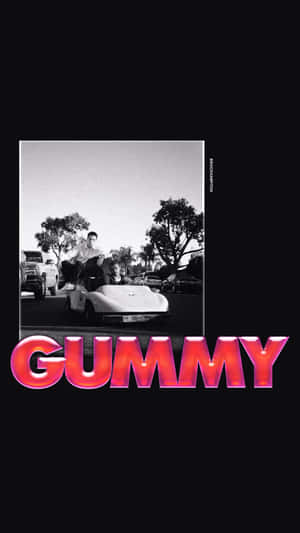 兩人在白色高卡車上，帶有發光粉紅色 GUMMY 文字。 — 音樂美學 壁紙