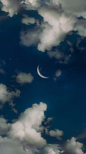 新月在繁星點點的夜空中穿過雲層閃耀。 — 暮光 壁紙