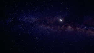 新月在星空銀河系上方。 — 夜空 壁紙