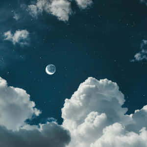 新月在繁星點點的夜空中穿過雲層閃耀。 — 藍天 壁紙