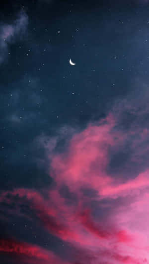繁星點點夜空上粉紅雲朵上方的新月 — 月色夜空 壁紙