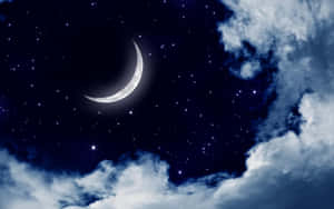 新月和星星在黑暗的夜空中從雲層間探出頭來。 — 月色夜空 壁紙