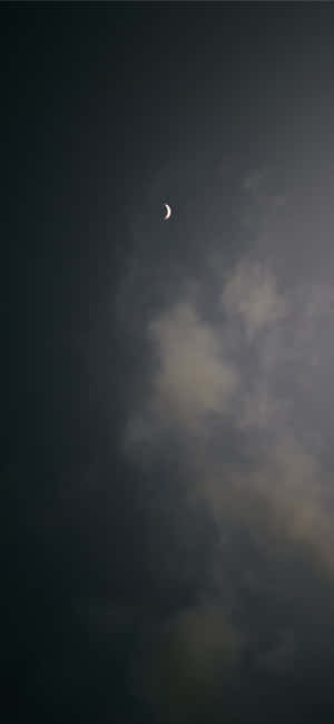 漆黑夜空中薄雲之上的月牙 — iPhone 16 Pro 壁紙