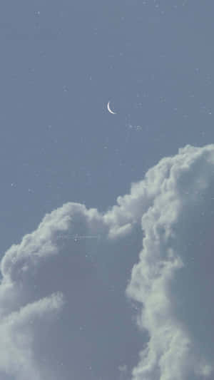 星空夜空中雲朵上的月牙 — 月色夜空 壁紙