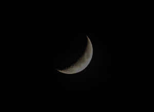 在黑暗的夜空中，帶有可見隕石坑的月牙。 — 月色夜空 壁紙