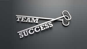 帶有「TEAM」和「SUCCESS」文字的金屬鑰匙，象徵透過合作達成成就。 — Studio Display 壁紙