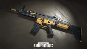 黃黑相間的PUBG突擊步槍，木質表面上帶有Chicken Dinner字樣。 — 槍 壁紙