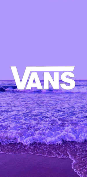 Vans 標誌在沙灘上的紫色海洋波浪上
