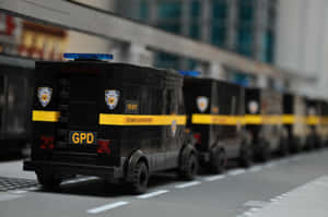 LEGO 警車在街道上排成一列，帶有葛咸城警察局標誌。 — 夜景城市 壁紙