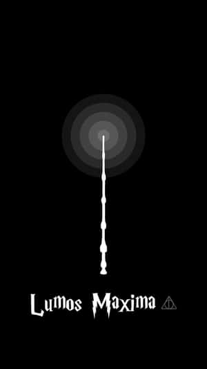 白色魔杖在黑色背景上發出光環，帶有Lumos Maxima文字和死神聖物符號。 — 魔法 GIF 壁紙