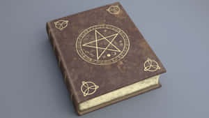 一本神秘的古老書籍，皮革封面上有金色五角星和神秘符號。 — 魔女風格 壁紙
