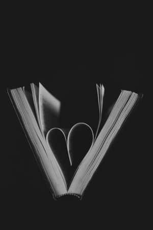 打開的書，書頁摺成心形，襯以黑色背景。 — Huawei MatePad 11.5 S (2025) 壁紙