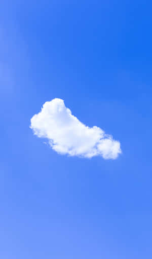 一朵孤獨的白雲漂浮在明亮的藍天上。 — 藍天 壁紙