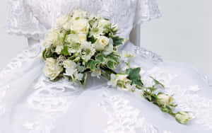 白色婚禮花束放在蕾絲婚紗上（儀式用） — 1280x800 壁紙