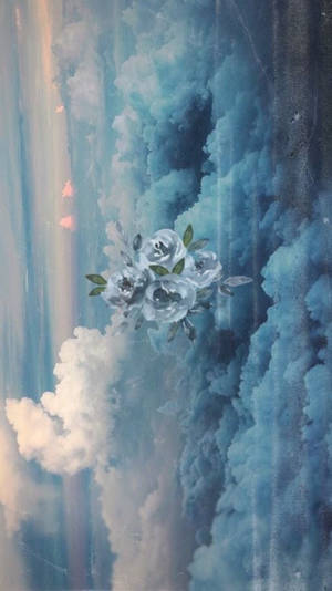 白花在夢幻般的藍白雲天中漂浮，伴隨著金色光線。 — 雲朵 壁紙