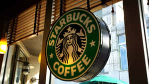 Starbucks咖啡店標誌在夜間亮起 — 星巴克 壁紙
