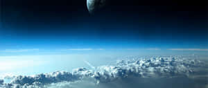 火箭穿過雲層上升，天空中可見一顆行星 — 森林景色 壁紙