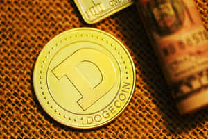 金色 Dogecoin 代幣旁邊有捲起的紙幣在粗麻布上。 — MacBook Pro M4 壁紙