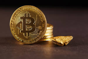一枚比特幣硬幣和金塊，代表數位和傳統財富。