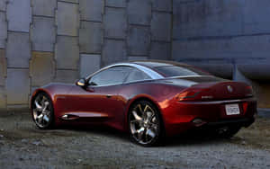 紅色Fisker Karma跑車停泊在混凝土牆旁碎石上。 — MacBook Air M1 壁紙