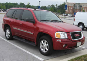 紅色GMC Envoy SUV停泊在市區停車場。 — 低調 壁紙