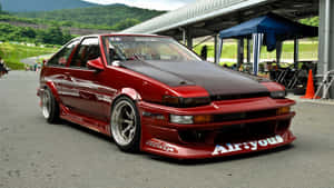 賽車場維修區的紅色改裝AE86跑車 — Jdm 美學 壁紙
