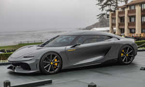灰色Koenigsegg Jesko跑車在霧天停泊在海濱酒店附近。 — 低飽和度 壁紙