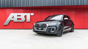 黑色ABT奧迪SQ5 SUV停喺紅色ABT品牌牆前面。 — Audi R8 GIF 壁紙