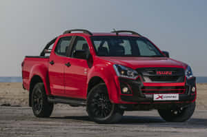 紅色Isuzu X-Rider pickup貨車停泊在日落時分靠近海洋的海灘上。 — 平治 AMG 壁紙