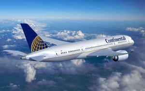 大陸航空飛機在藍天白雲上飛行 — 藍天 壁紙