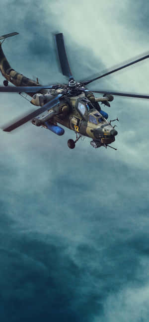 軍用直升機在暴風雲中飛行，可見武器和旋翼葉片。 — Huawei 壁紙