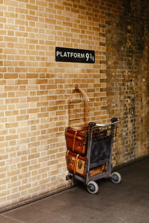 Platform 9¾ 車站的行李車，載有皮箱和鳥籠。 — Oppo Pad 壁紙