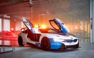夕陽下車庫中打開鷗翼車門的BMW i8賽車。 — MacBook Pro M1 壁紙